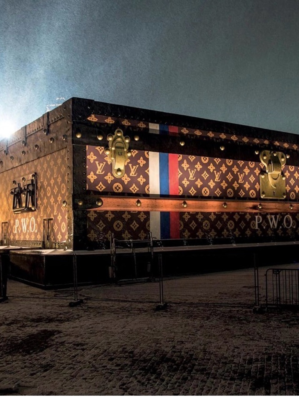The Story of Louis Vuitton Luggage by Laia Farran Graves. - Picture 7 of 7